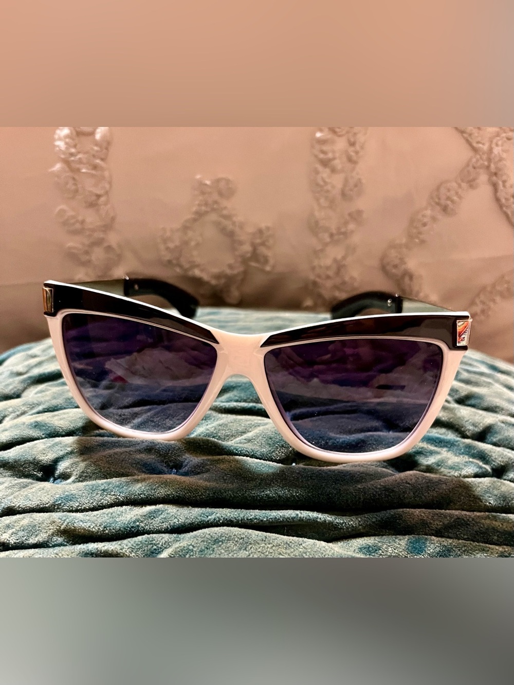 Crush Chic Stylish Women’s Two-Tone Cat Eye Sunglasses - White & Black Excellent